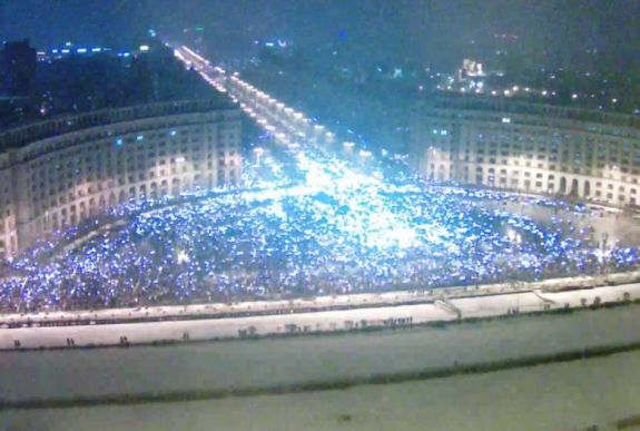 FRISSÍTVE - Tízezrek tüntettek az országban az igazságügyi törvények módosítása ellen