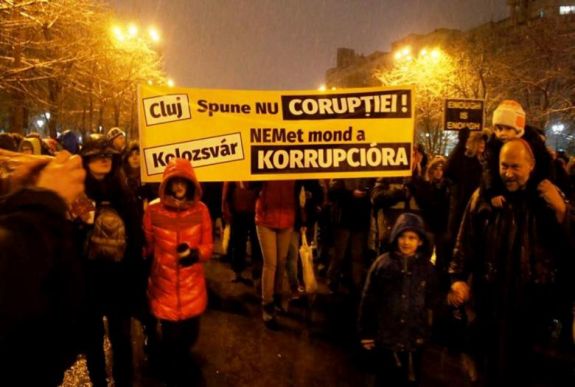 Kolozsvári és székelyföldi magyarok is tüntettek Bukarestben
