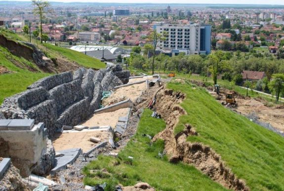 Újabb egymillió lejt szánnak a rosszul felújított Kálvária-dombra Nagyváradon