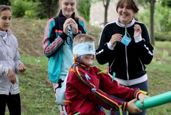 Kés, villa, olló gyerek kezébe nem való. Vagy mégis?