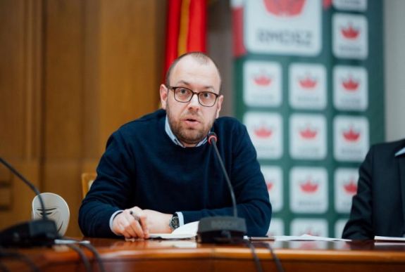 Összeollózott fejezetek, üres közhelyek – Porcsalmi Bálint a kormányprogramról