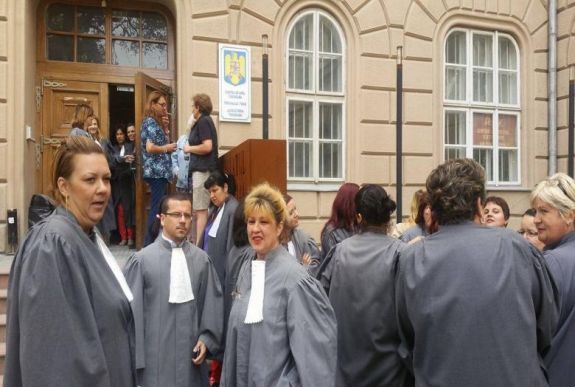 Országszerte tiltakoznak a bírósági és ügyészségi jegyzők a bércsökkenések miatt