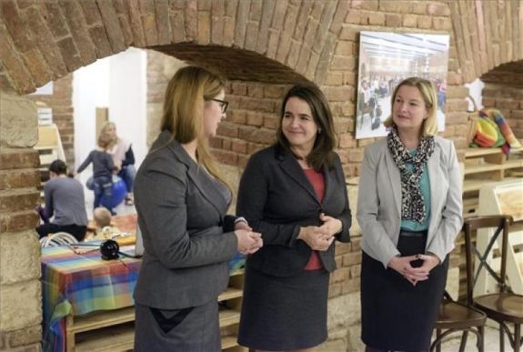 Erdélyi magyar fiatal lányokat képeznének ki közéleti szerepvállalásra