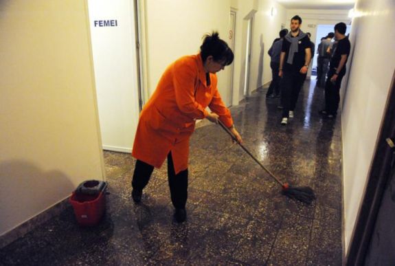 Sürgősségi rendelettel oldották meg, hogy ne csökkenjen négy kategória bére