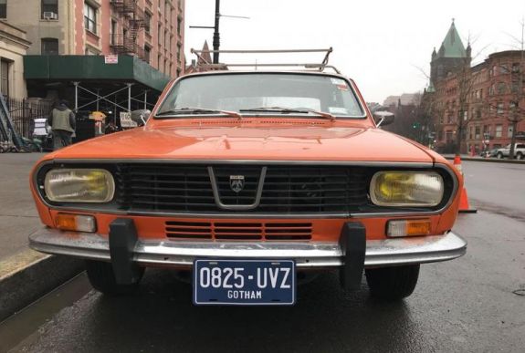 Batman egy 1300-as Daciával száguldozik a Gotham sorozatban