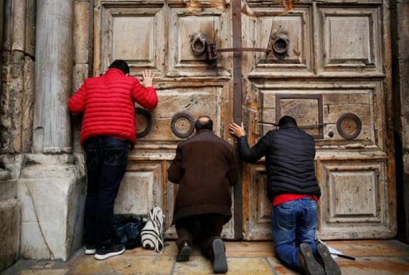 Egy új törvény ellen tiltakozva bezárták a Szent Sír-templomot Jeruzsálemben