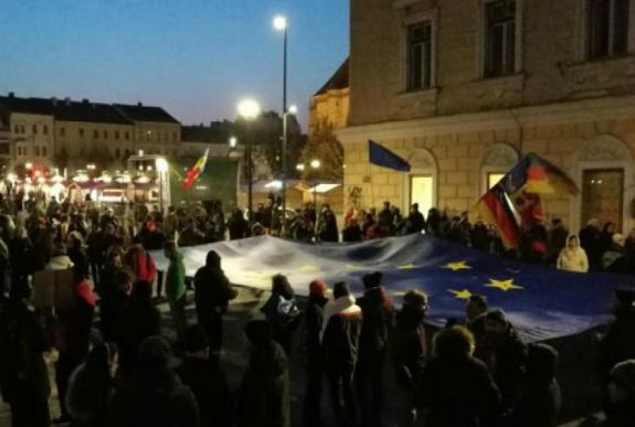 Pótolnák a tüntetők a Dăncilă-kabinet fotójáról lemaradt EU-zászlót