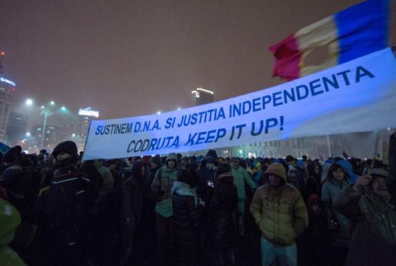 Kövesi leváltása ellen tüntettek vasárnap este több nagyvárosban