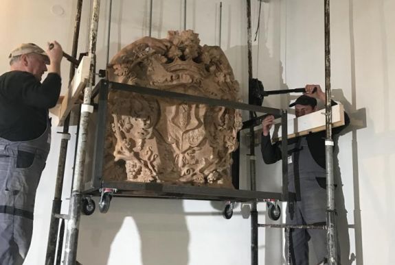 A 100 évig tömítésnek használt vármegyecímerét restaurálta Csíkszereda