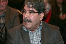 Törökország kérésére őrizetbe vették a szíriai kurd vezetőt Prágában