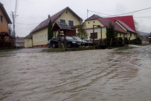 FRISSÍTVE: Iskolákat kellett bezárni Hargita megyében az árvíz miatt, máshol is nagy a kár