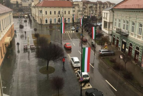 Az RMDSZ elnöke a zászlóügyről: „ennek az ámokfutásnak véget kell vetni”