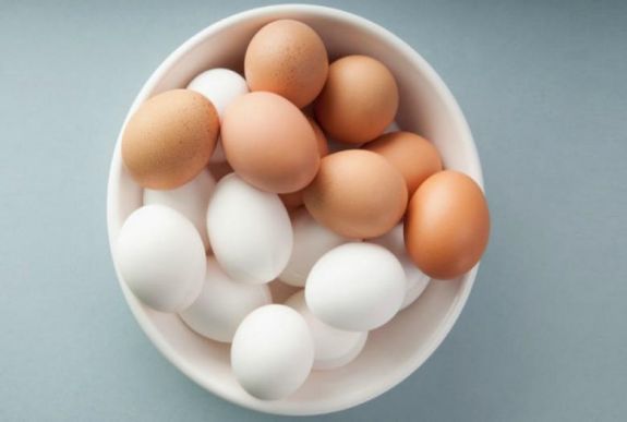 A barna vagy fehér tojás az egészségesebb?