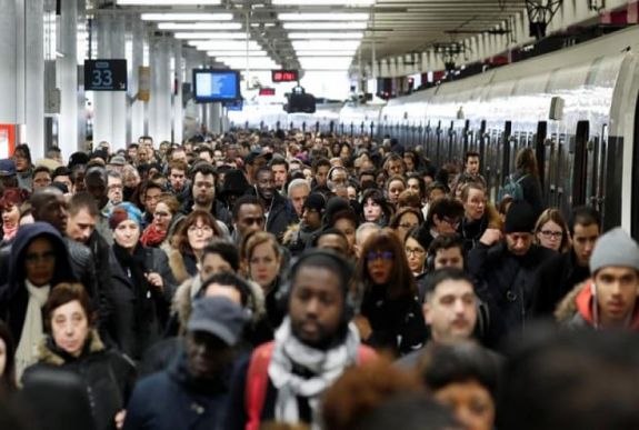 Nem engednek Macronnak: sztrájkok bénítják meg Franciaországot