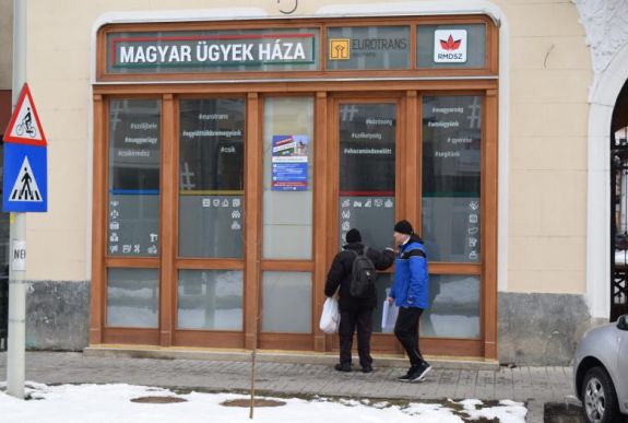 A levélszavazat-nyilatkozatok kitöltésében segítenek Csíkszeredában