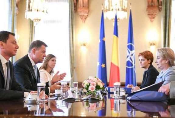 FRISSÍTVE - Egységes bértörvény: megrótta Klaus Johannis a miniszterelnököt