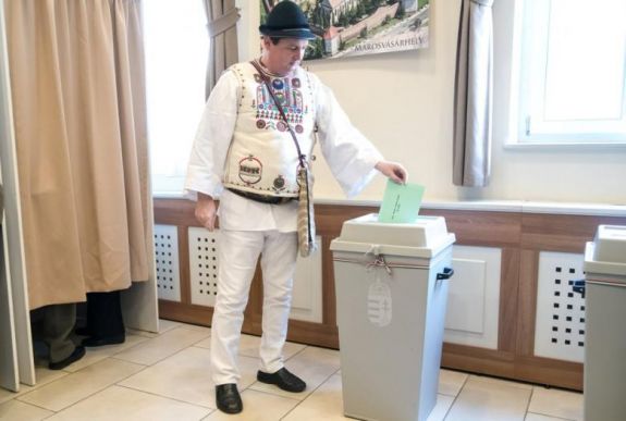 Becslés: az erdélyi magyarok 80 százaléka adta le a szavazatát