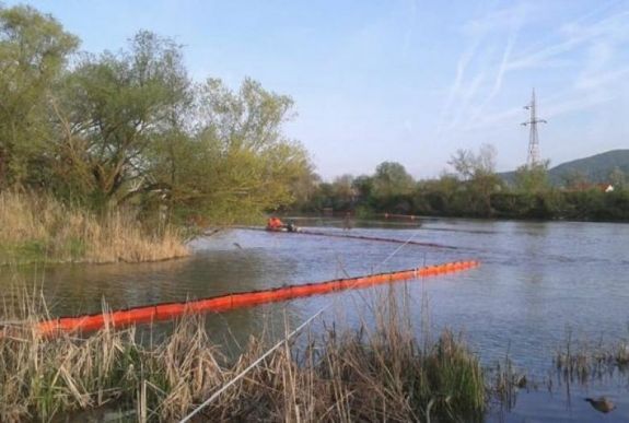 FRISSÍTVE – Vízszennyezés a Maroson: tonnányi olaj ömlött a folyóba