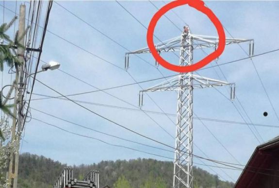 „Adjátok vissza a szociális segélyemet!” – sajátos tiltakozás Dâmbovița megyében