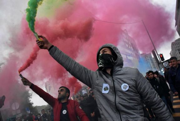 Ellenzéki tüntetők foglalták el a jereváni rádiót szombaton