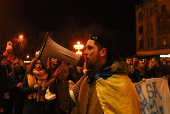 Tanárok és diákok emelik fel a szavukat a tandíjmentes helyek csökkentése ellen