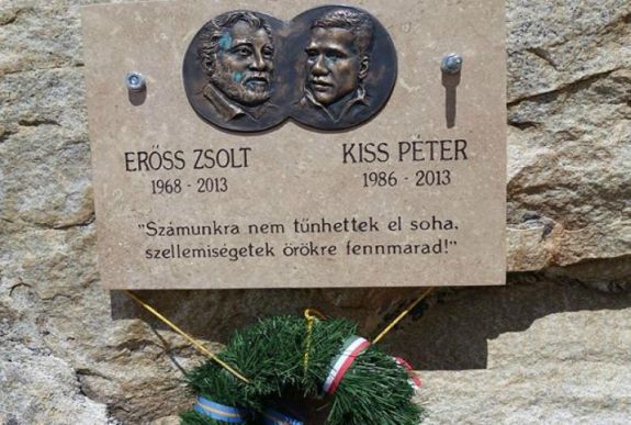 Emléktáblát állítottak Erőss Zsoltnak és Kiss Péternek a Kancsendzönga alaptáborában