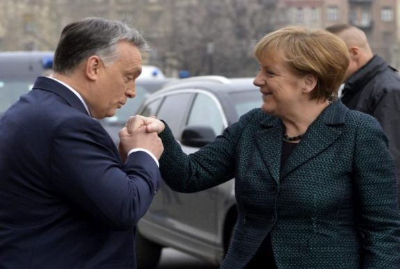 Nyílt levélben vádolják Angela Merkelt azzal, hogy Orbán szövetségese