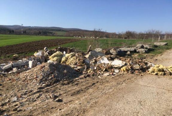 Bekeményítenek Székelyföldön azok ellen, akik illegálisan szabadulnak meg a bontási hulladéktól