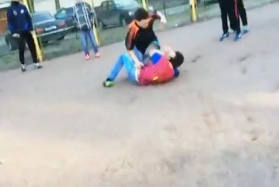 Megvertek egy diákot egy csíkszeredai iskola udvarán