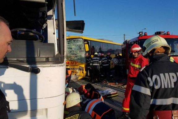 FRISSÍTVE: Válságos az állapota a szatmári buszbaleset két sérültjének