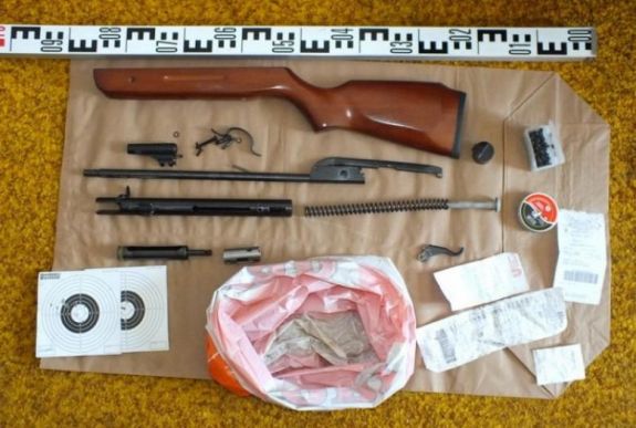 Lakása ablakából lövöldözött légpuskával emberekre