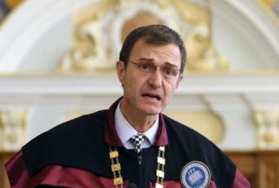 Ioan-Aurel Pop távozna a rektori tisztségből, de a BBTE szenátusa nem engedi