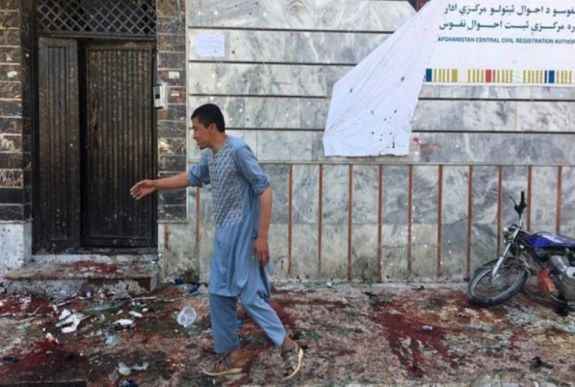 Öngyilkos merénylő robbantott egy afgán választási regisztrációs irodánál