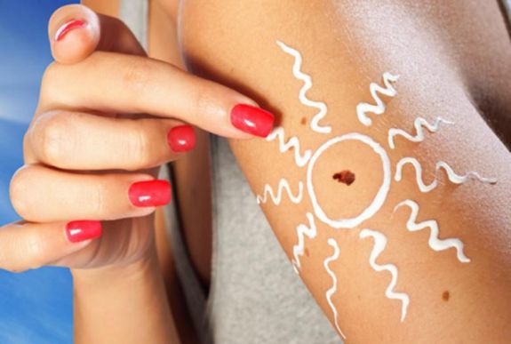 Gyulladást okozhat a parfüm és arcszesz a napozóknak