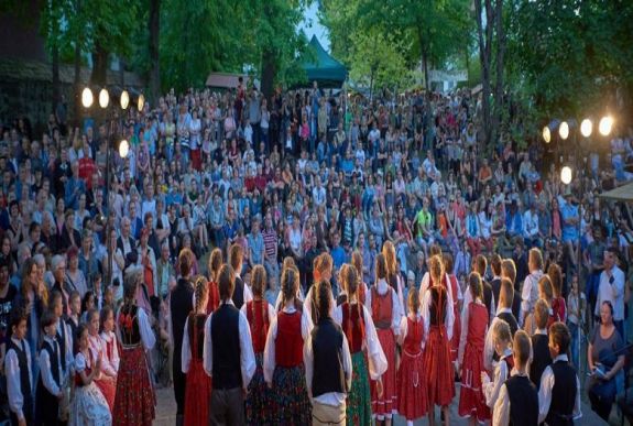 Kustán Magyari Attila: Urak és jobbágyok fesztiválja