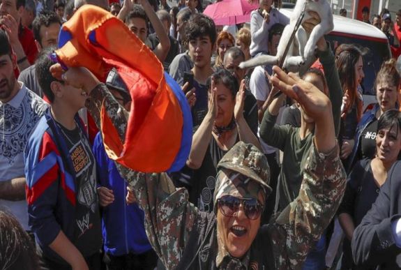 Örményország: blokád alá vett utakat az ellenzék