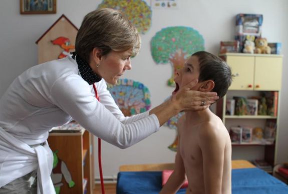 Kis székelyföldi településeken is vizsgálnak a gyermekmentő szolgálat önkéntes orvosai 