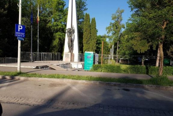 Szemet szúrt, hogy Csíkszeredában közvécék kerültek egy román emlékmű mellé