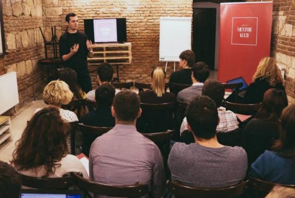 Mit ér a tárgyi tudás, ha nem tudjuk jól eladni magunkat? 