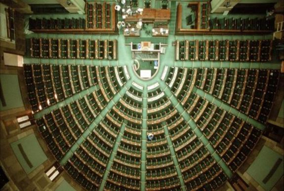 Ebben az európai országban csökkentik a parlamenti képviselők fizetését