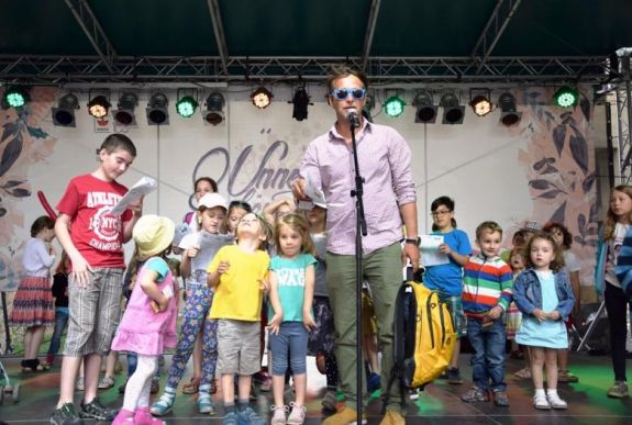 Hangzó Csoda: először olvastak fel mesét a kolozsvári várfal tövében 