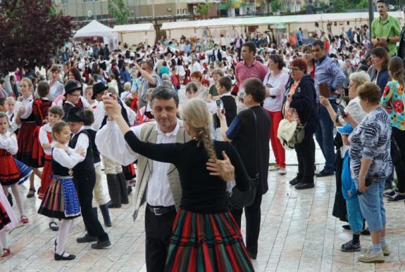 Egyedi néptánc-program várja a somlyói zarándokokat Csíkszereda főterén