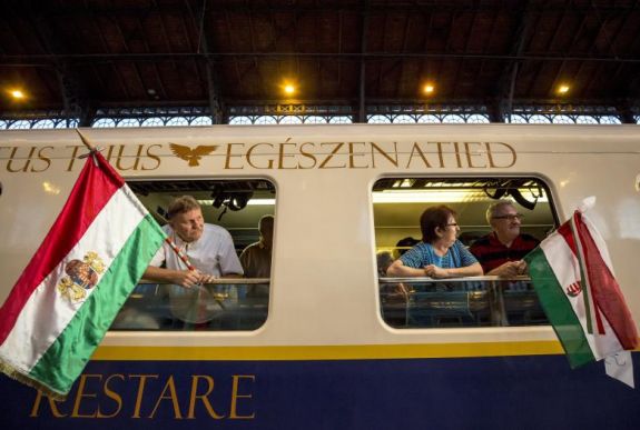 Elindult a Boldogasszony zarándokvonat a csíksomlyói búcsúba