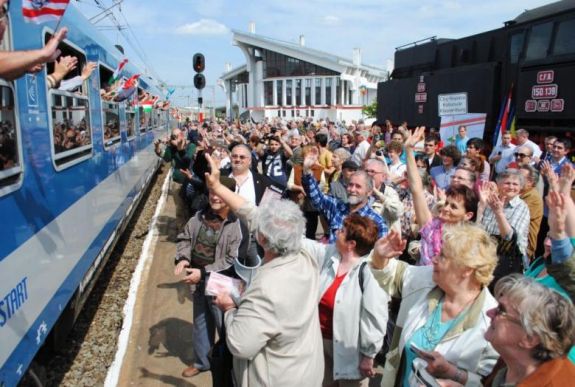 Tánccal és pogácsával fogadják a zarándokokat Kolozsváron