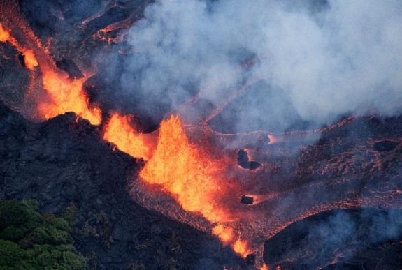 A hawaii vulkánkitörés lávafolyama elérte a Csendes-óceánt