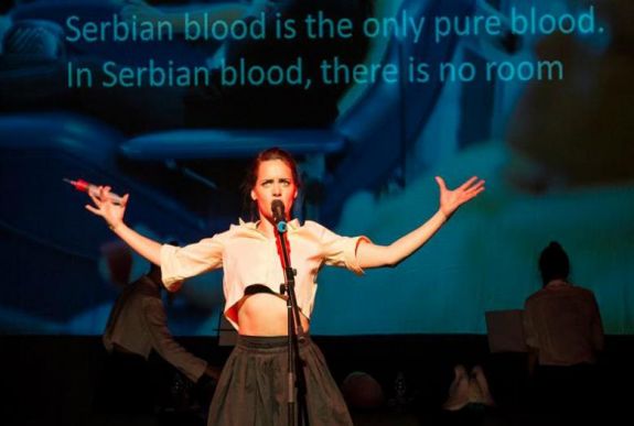 Világító mobiltelefonokkal ünnepelt hétfő este a TESZT közönsége