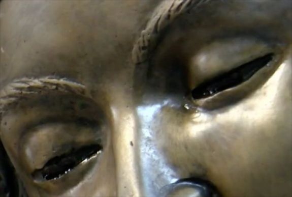 Illatos olajat könnyezik a Szűz Mária bronzszobor