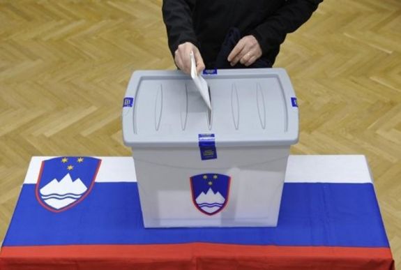 Szlovénia: győzött a jobboldal, de akár a baloldal is alakíthat kormányt