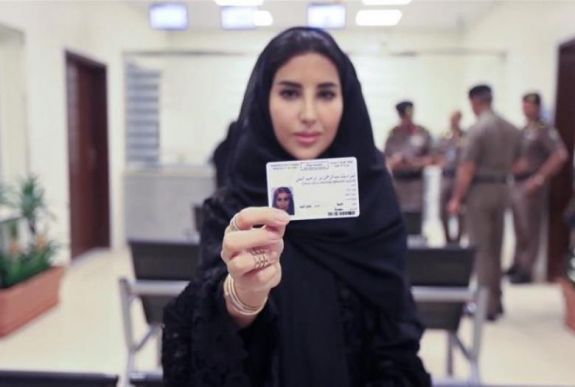 Szaúd-Arábia: megkapta jogosítványát az első tíz nő