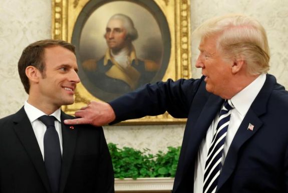 A kolbászhoz hasonlította Macron a Trumppal való beszélgetéseit